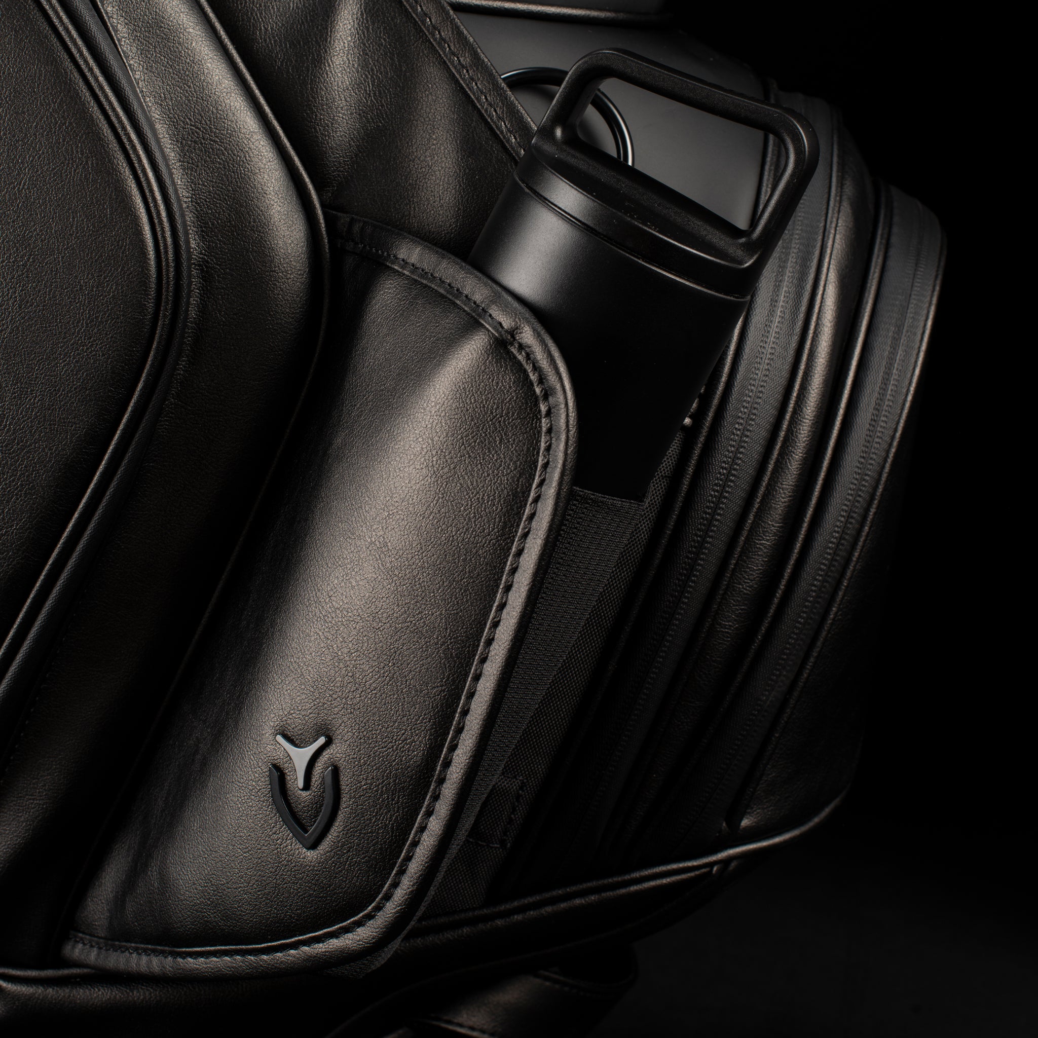 Genuine leather expandable water bottle pockets on side of golf bag
