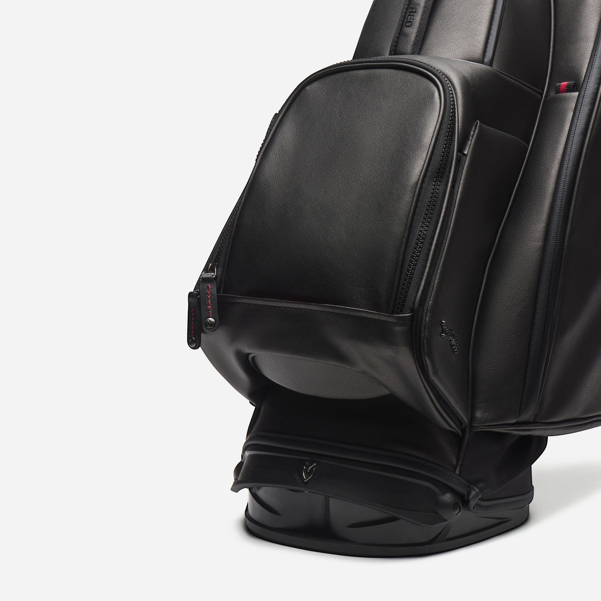 Close up of ball pocket on vessel x sdr venom player v golf bag