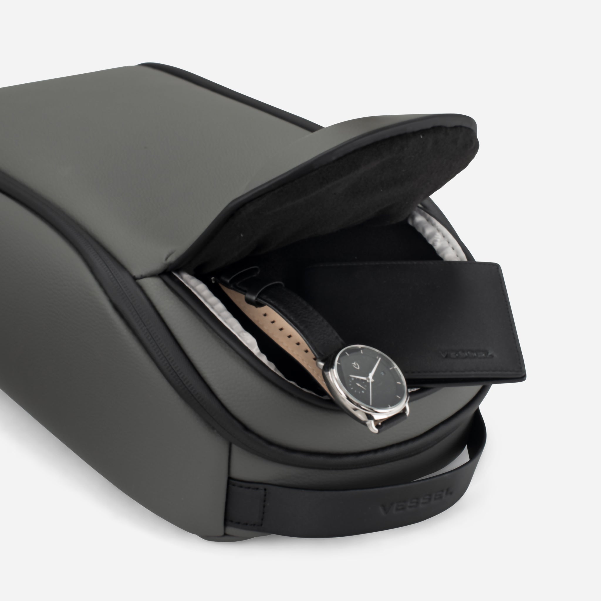 Inside of Pebbled grey Voyager Shoe Bag magnetic pocket #color_pebbled grey