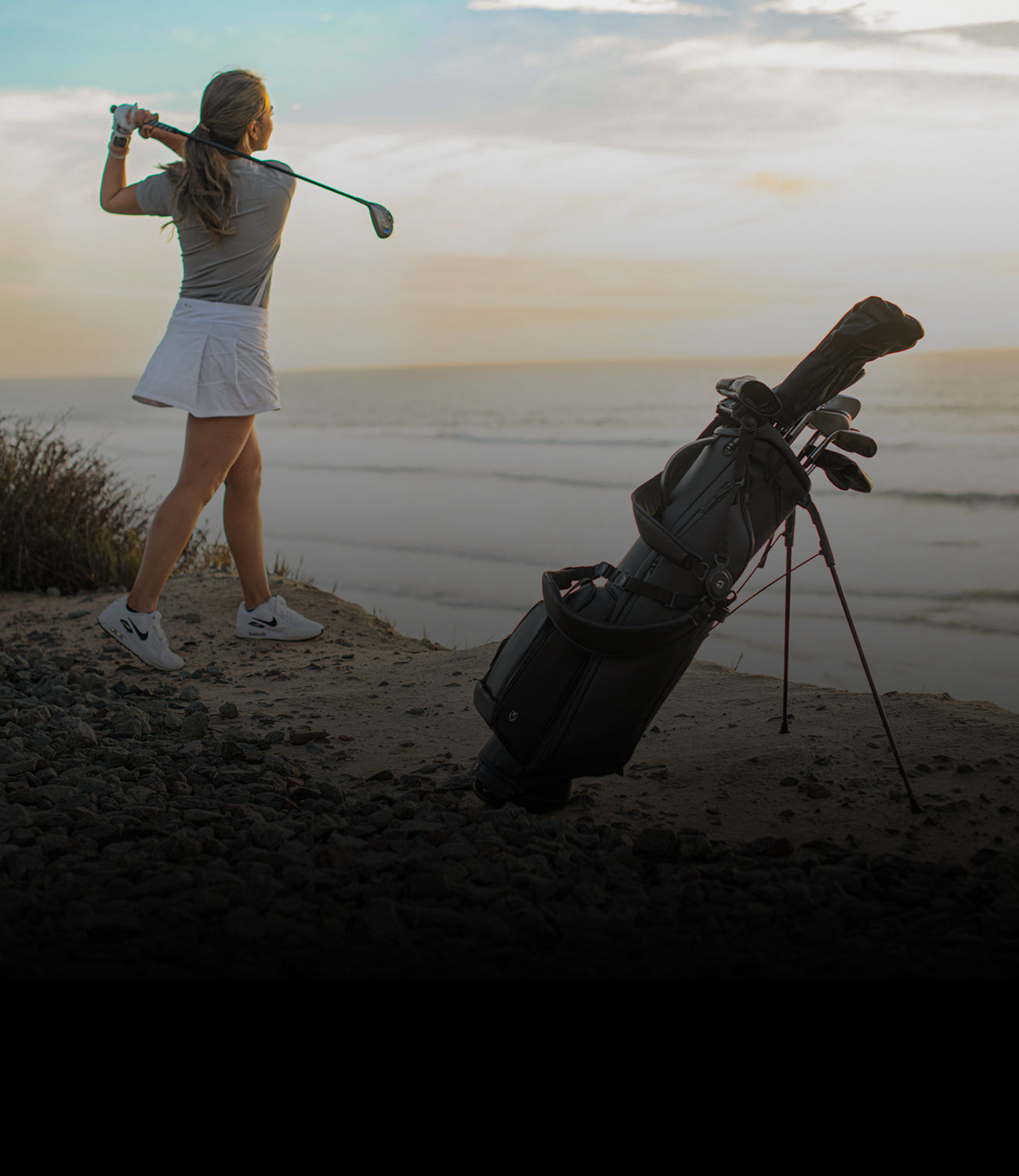 Woman with golf club on a beach next to Sunday III bag