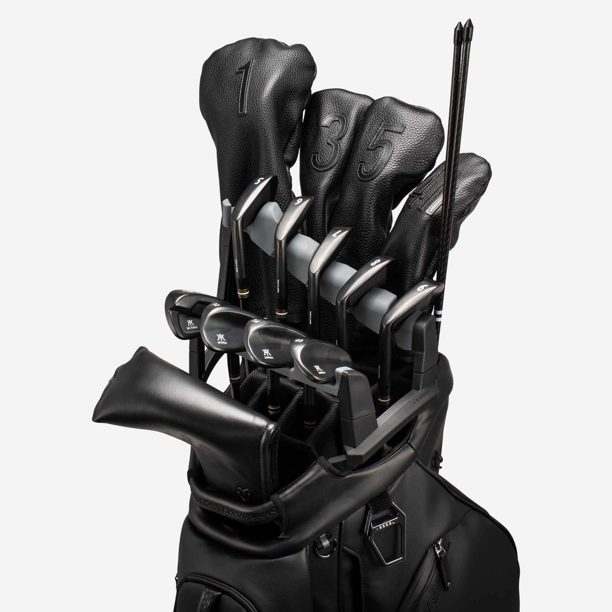 Close up of golf clubs in golf tray organizer on black golf cart bag
