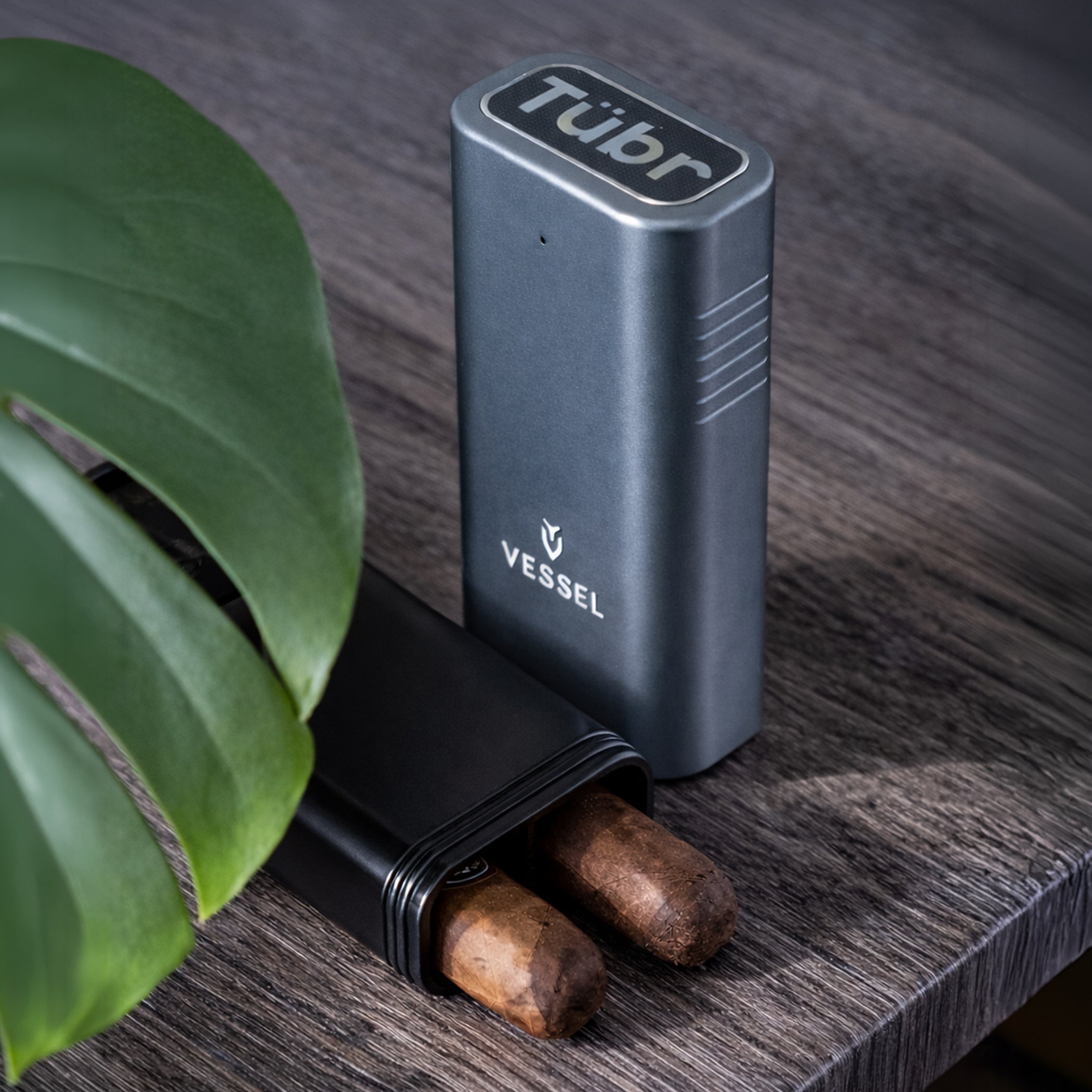 VESSEL x Tübr Gordo Alümen Cigar Case  Gunmetal with two cigars inside #color_gunmetal