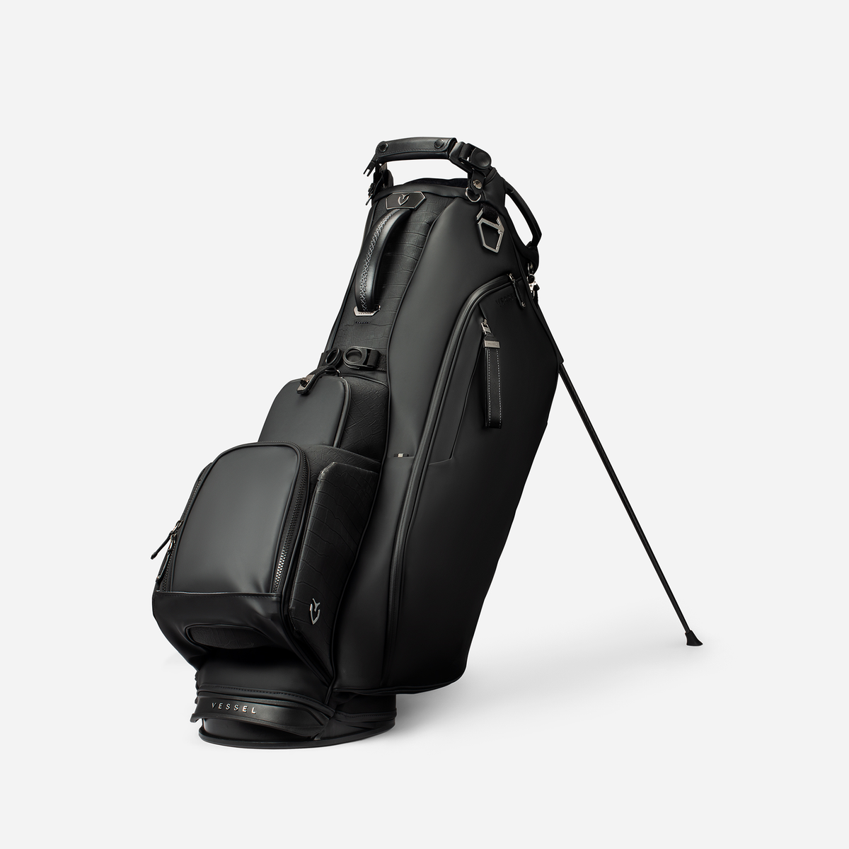 Player VI Stand roc Black golf bag against a white background